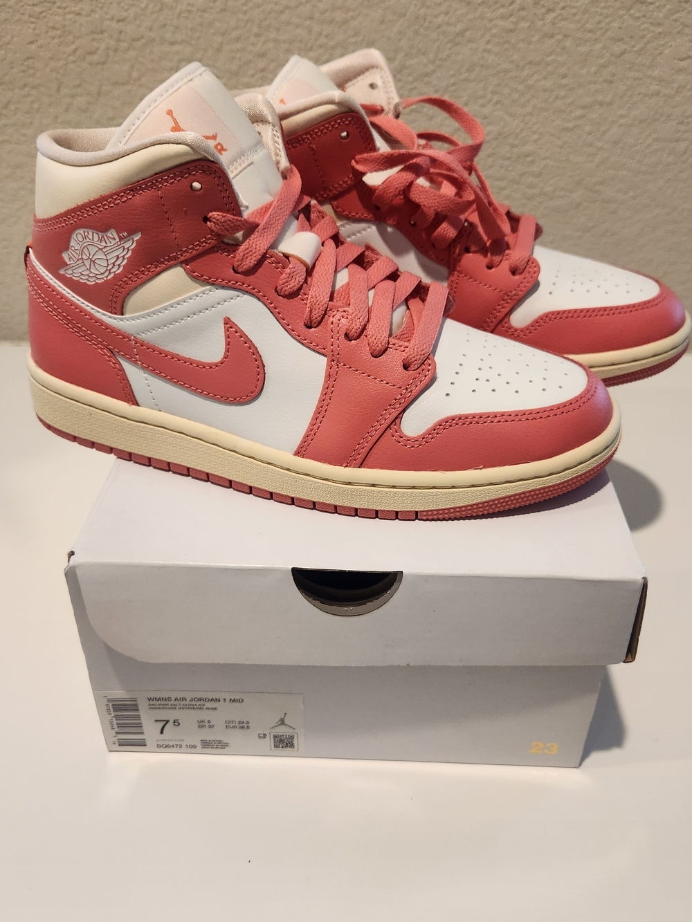 Nike Women’s Air Jordan 1 Mid Size 7.5 Mid Guava Ice
